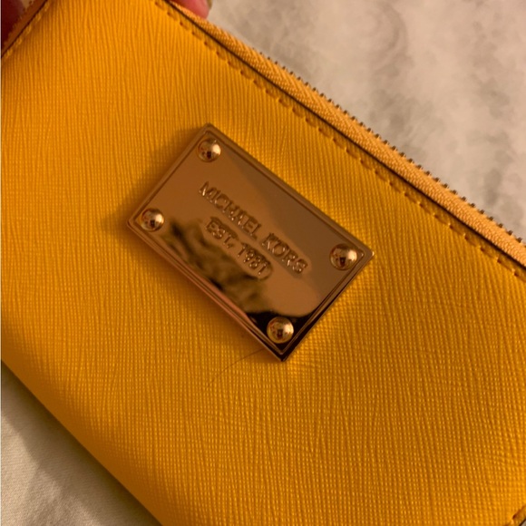 Absolutely stunning yellow brand new authentic Michael Kors wallet compartments - Picture 4 of 13